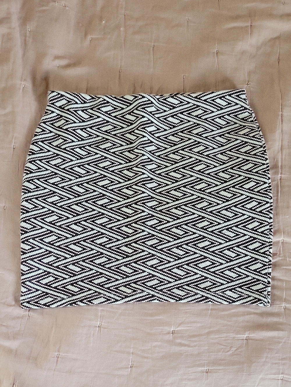 ZARA Black and White Patterned Womens Stretch Mini Skirt
